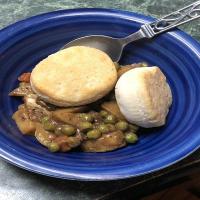 Biscuit-Topped Hearty Steak Pie_image