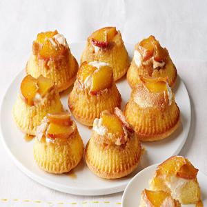 Peaches & Cream Mini Upside-Down Cakes_image