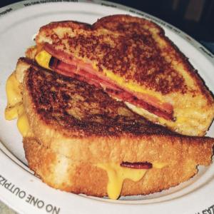 Grilled Fried Egg, Bologna and Cheese Sandwich_image