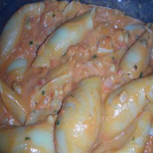 Creamy Pasta Shells With White Beans and Tomatoes_image