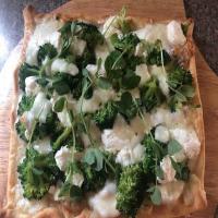 Four Cheese White Broccoli Flatbread_image