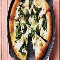 Artichoke-and-Spinach Skillet Pizza_image