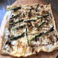 Flatbread Pizza with Asparagus, Leeks & Burrata_image