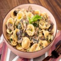 One-Pan Pasta with Wild Mushrooms, Zucchini and Basil_image