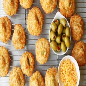 Baked Green Olives in Spicy Cheese Pastry_image