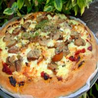 Mushroom-And-Goat Cheese Bechamel Pizza image