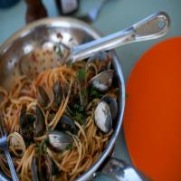 Bucatini With Red Clam Sauce_image
