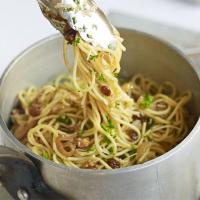 Spaghetti with walnuts, raisins & parsley_image