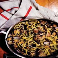 Linguine with Clams and Fennel image