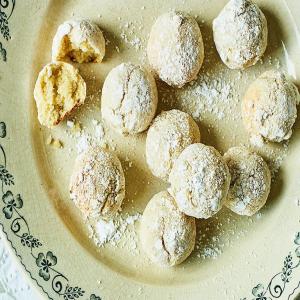 Amaretti biscuits_image