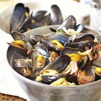 Steamed mussels with leeks, thyme & bacon image