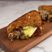 Cheddar and Apple Grilled Cheese_image
