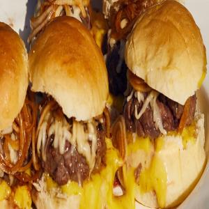 Beef Sliders with Provolone and Balsamic Onions_image