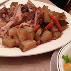 Red Wine and Garlic Slow Cooker Roast_image