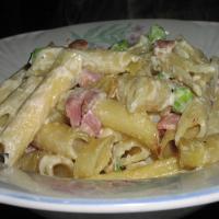 Creamy Penne With Prosciutto, Pimiento and Peas_image