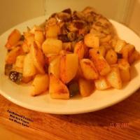 Pan-Browned Potatoes w/ Red Pepper & Whole Garlic_image