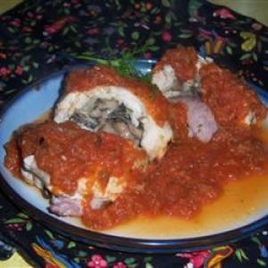 Rollitos de Pollo en Salsa de Guajillo (Chicken Rolls in Guajillo Pepper Sauce)_image
