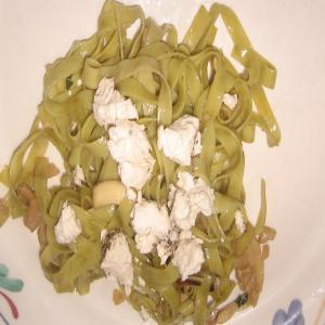 Spinach Fettuccine With Sun-Dried Tomatoes & Goat Cheese_image