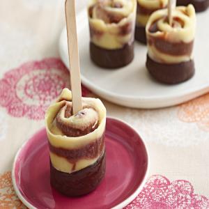 Chocolate-Dipped Swirl Pop Pudding Treats_image