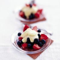 Iced berries with white chocolate sauce_image