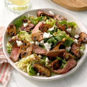 Mushroom Steak Salad with Walnut Vinaigrette_image
