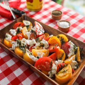 Burrata Caprese Salad with Garlic Basil Oil_image