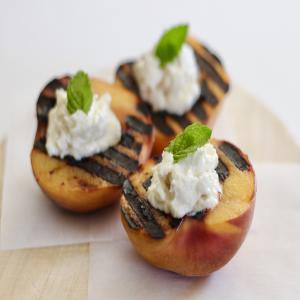 Succulent Grilled Peaches with Honey Chevre_image