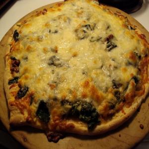 Spinach, Caramelized Onion, and Bacon Pizza_image