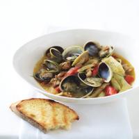 Steamed Clams with Spicy Italian Sausage and Fennel_image