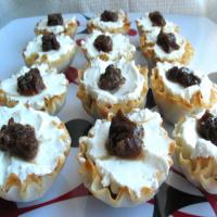 Mini Phyllo Shells With Chutney and Goat Cheese_image