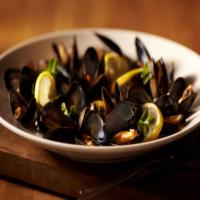 Lemon and Garlic Steamed Mussels image