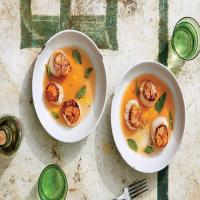 Seared Scallops with Tomato Beurre Blanc_image