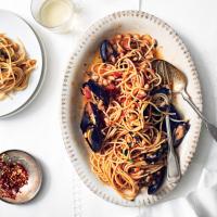 Spaghetti With Mussels and White Beans image