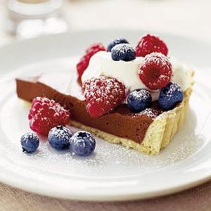 Chocolate tart with crème fraîche & raspberries_image