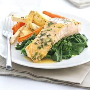 Tarragon salmon with crispy root chips_image