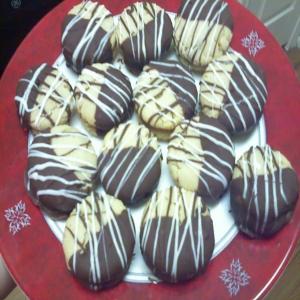 Chocolate Dipped Peanut Butter Sandwich Cookies_image