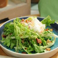 Frisee Salad with Egg and Bacon_image