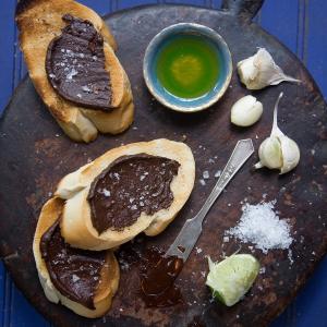 Chocolate-Garlic Mojo with Toasted Cuban Bread (Tostadas de Pan Cubano con Mojo de Chocolate)_image