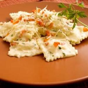 Ravioli with Creamy Bell Pepper Sauce_image