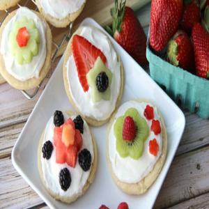 Mini Fruit Pizzas with Stacked Fruit Flowers_image