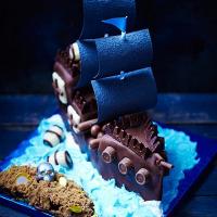 Pirate ship and treasure island cake_image
