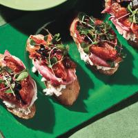 Bruschetta with Rosemary, Roasted Plum Tomatoes, Ricotta and Prosciutto_image