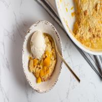Peach Cobbler With Crumble Topping_image