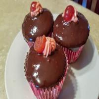 Chocolate Ganache Cupcakes With Cherry Cheesecake_image