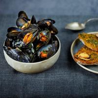 Mussels in white wine sauce with garlic butter toasts image