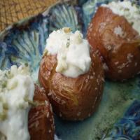 Baby Baked Potatoes With Bleu Cheese Topping_image