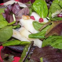 Spinach and Pear Salad With Pomegranate Dressing_image