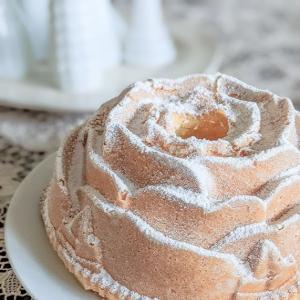A Rose Shaped Bundt Cake That's Tasty and Pretty_image