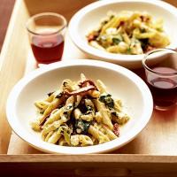 Cheesy leek & spinach pasta image