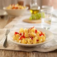 Mini Wheels Pasta Salad with Red Peppers and Feta Cheese_image